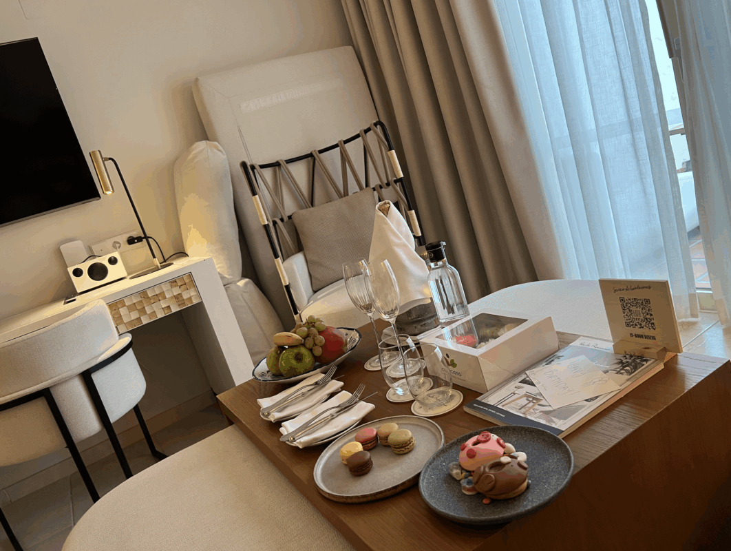 Suite at Puente Romano with welcome birthday cakes