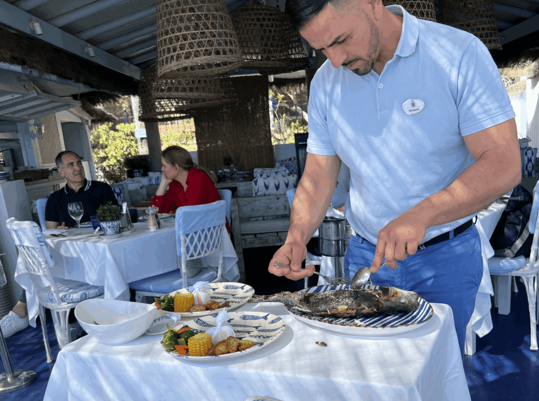 El Chiringuito Marbella Club - Personal preparando pescado