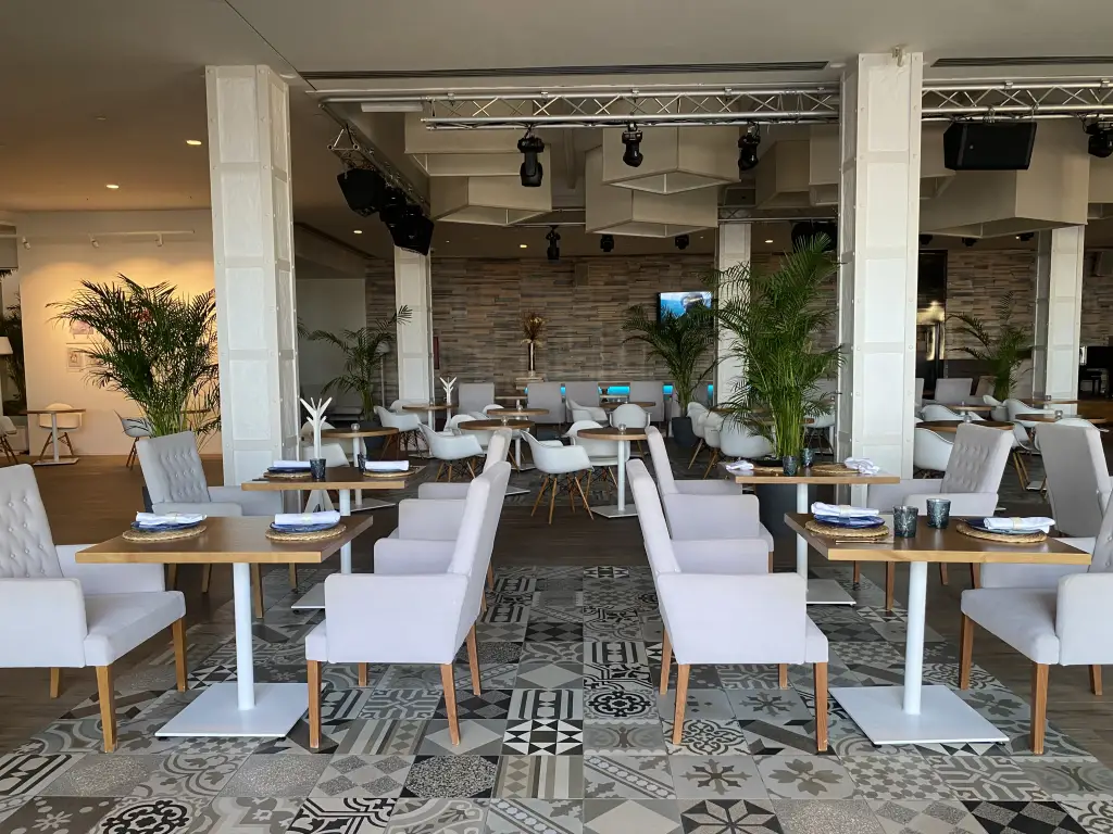 Zona de comedor del restaurante interno del Amare Beach Hotel