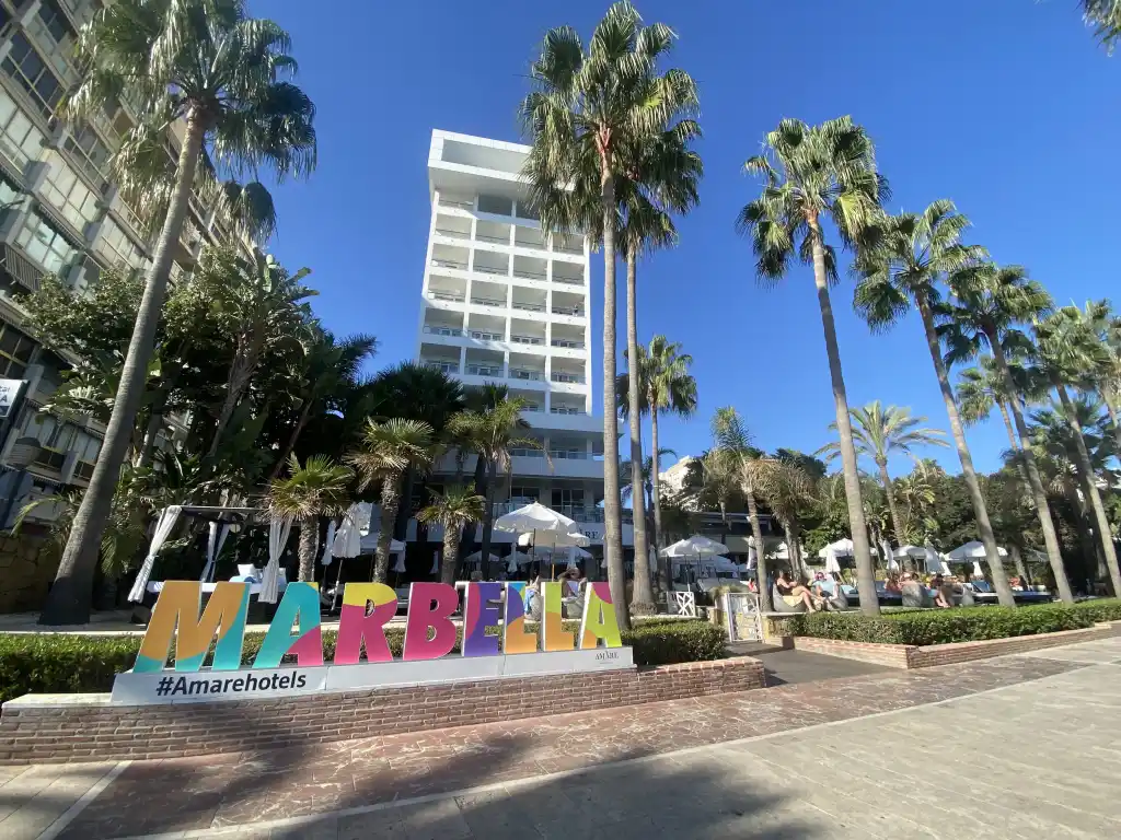 Vista exterior del Amare Beach Hotel Marbella desde la calle