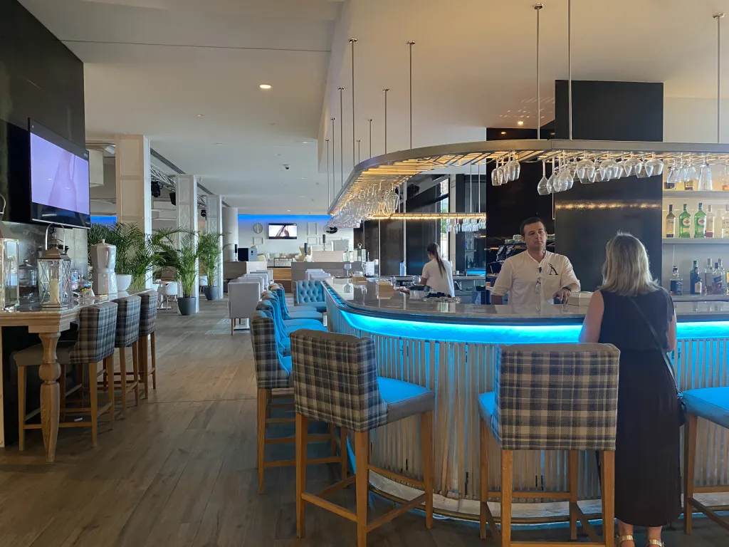 Zona de bar interior del Amare Beach Hotel