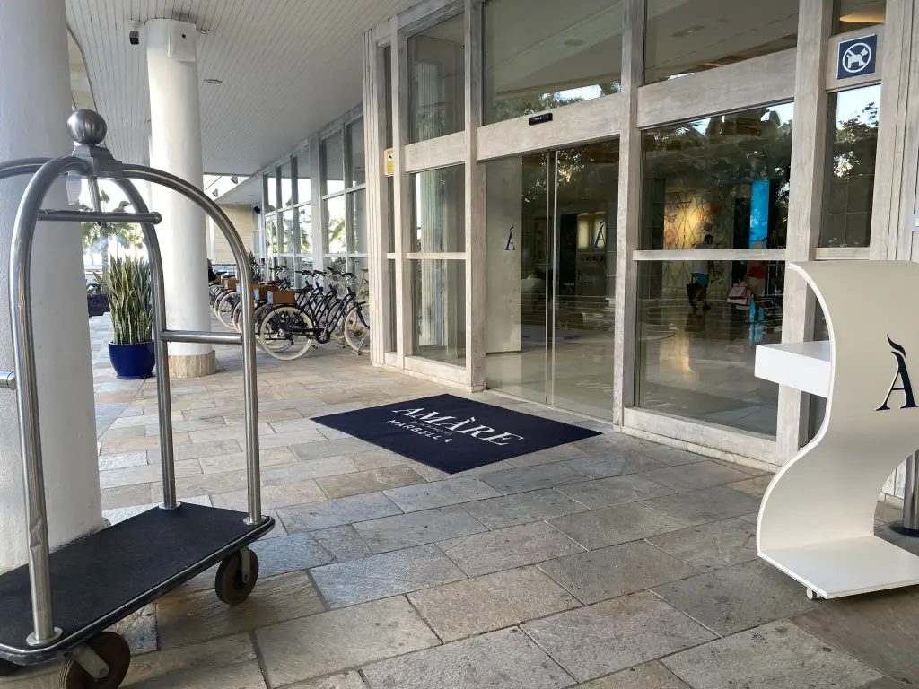 Entrada principal del Amare Beach Hotel con servicio de botones