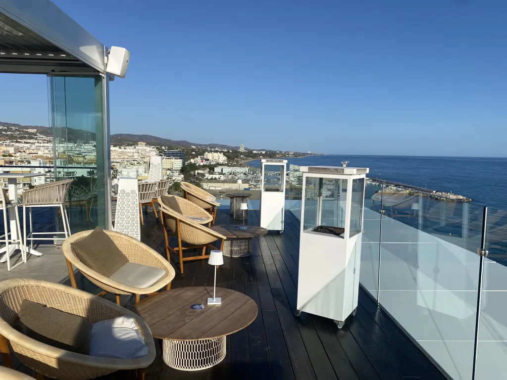 Bar en la azotea del Amare Beach Hotel con vistas al mar
