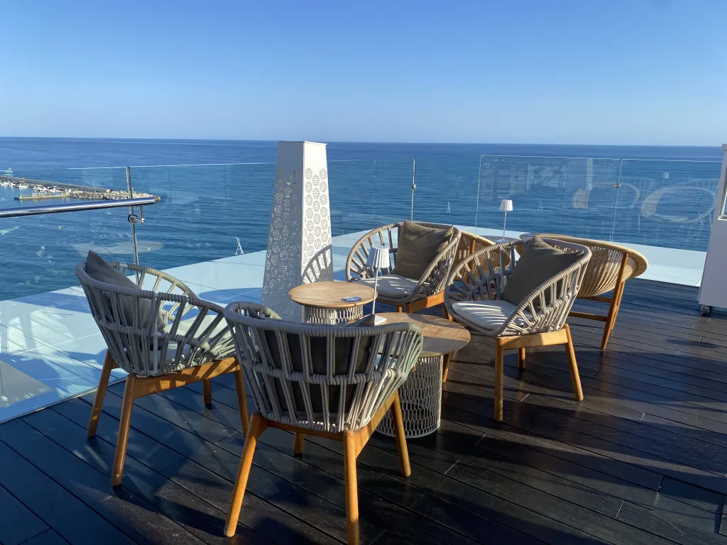 Mesa de comedor en la azotea del Amare Beach Hotel con vista al mar Mediterráneo
