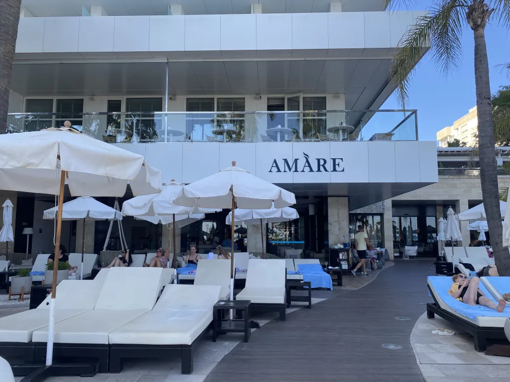 Piscina del Amare Beach Hotel con tumbonas