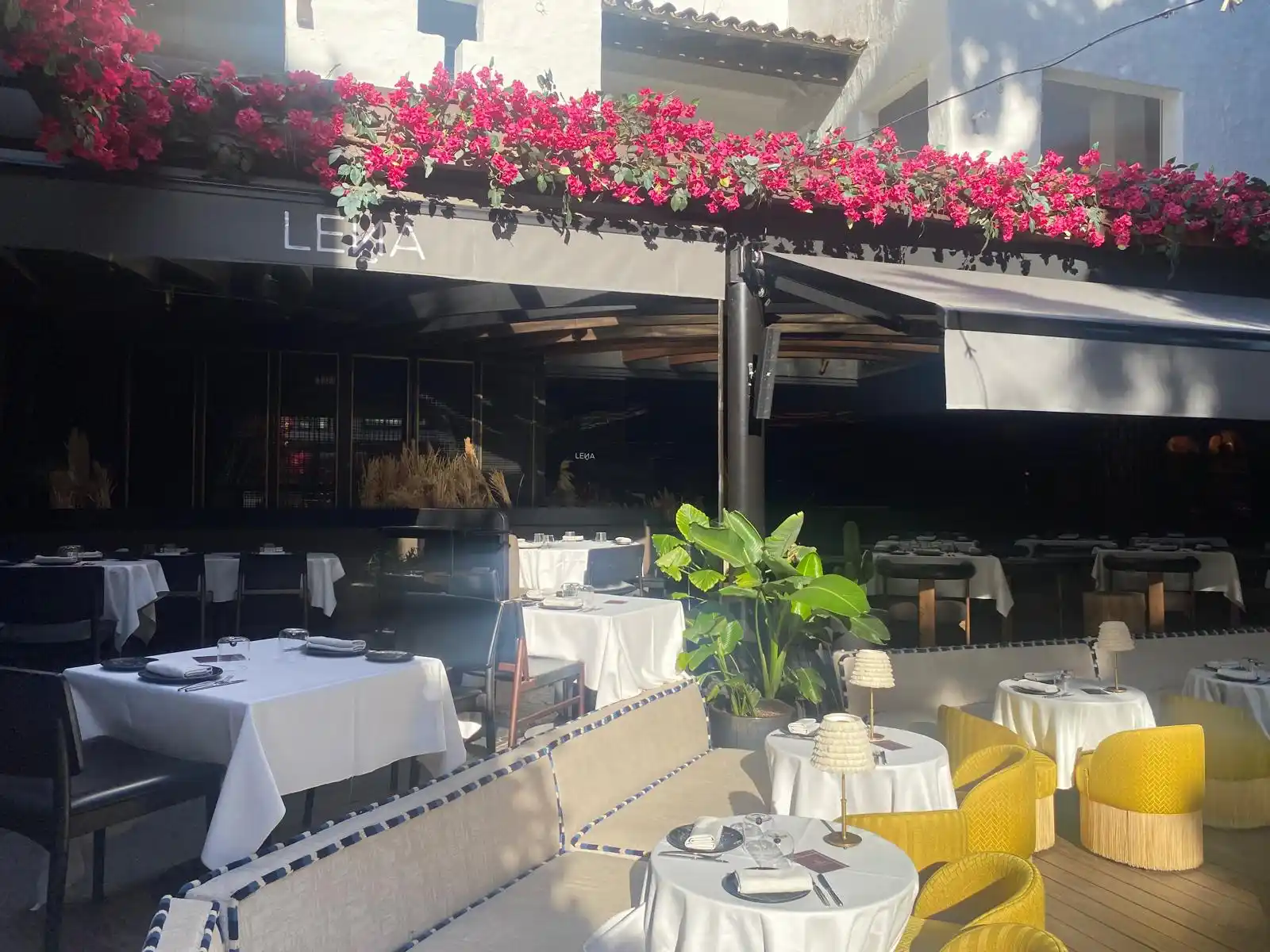 Parrilla Josper del restaurante Leña y ensalada César en mesa, Puente Romano Marbella