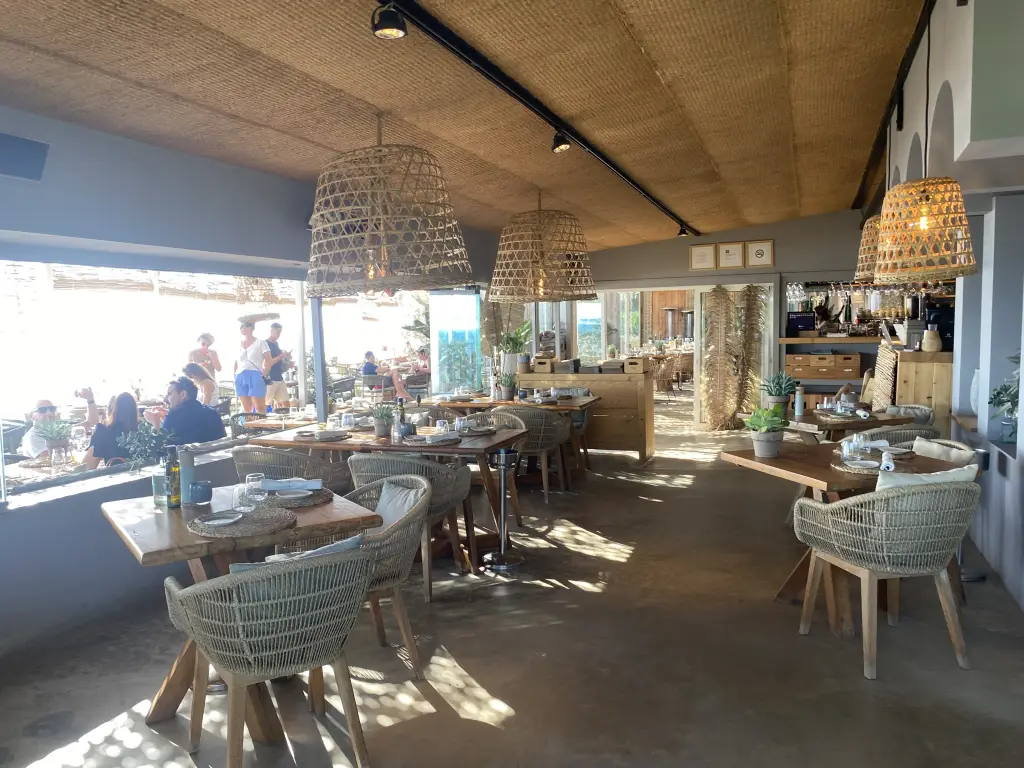 Comedor de Luuma Beach con ambiente elegante