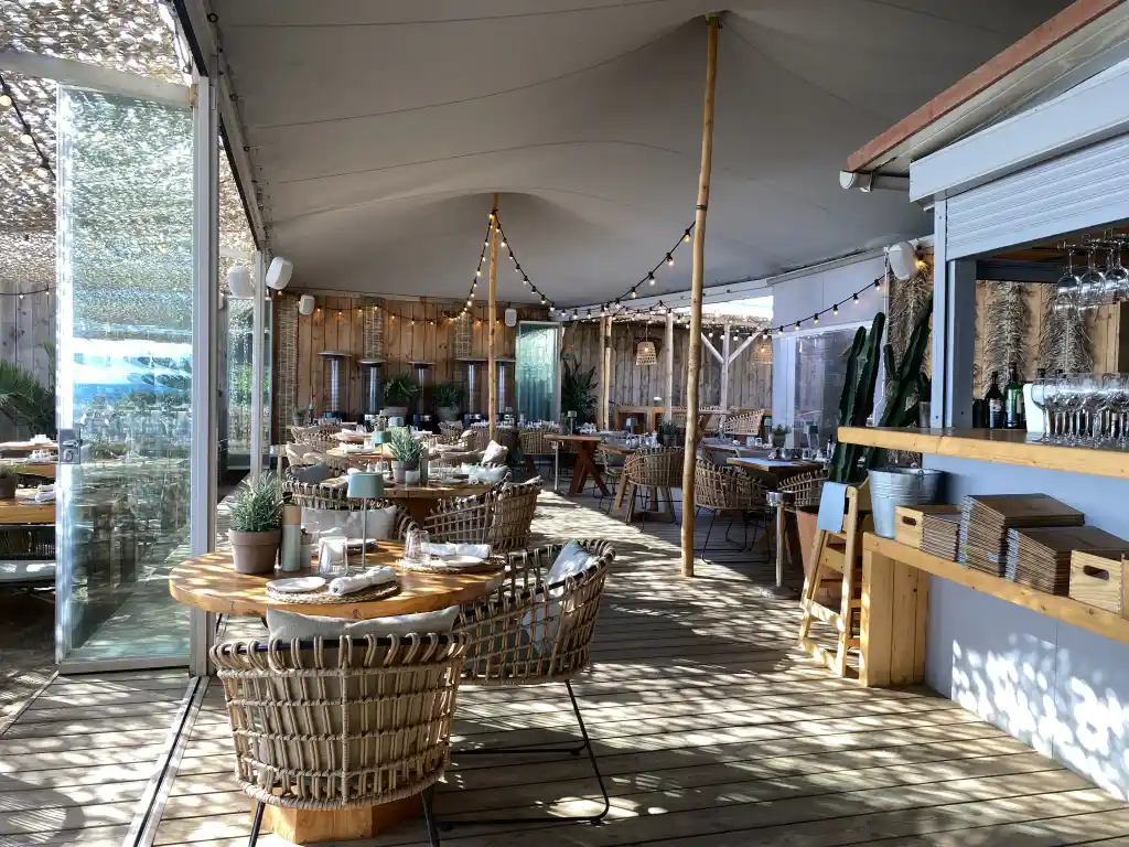 Área interior de comedor de Luuma Beach con decoración elegante