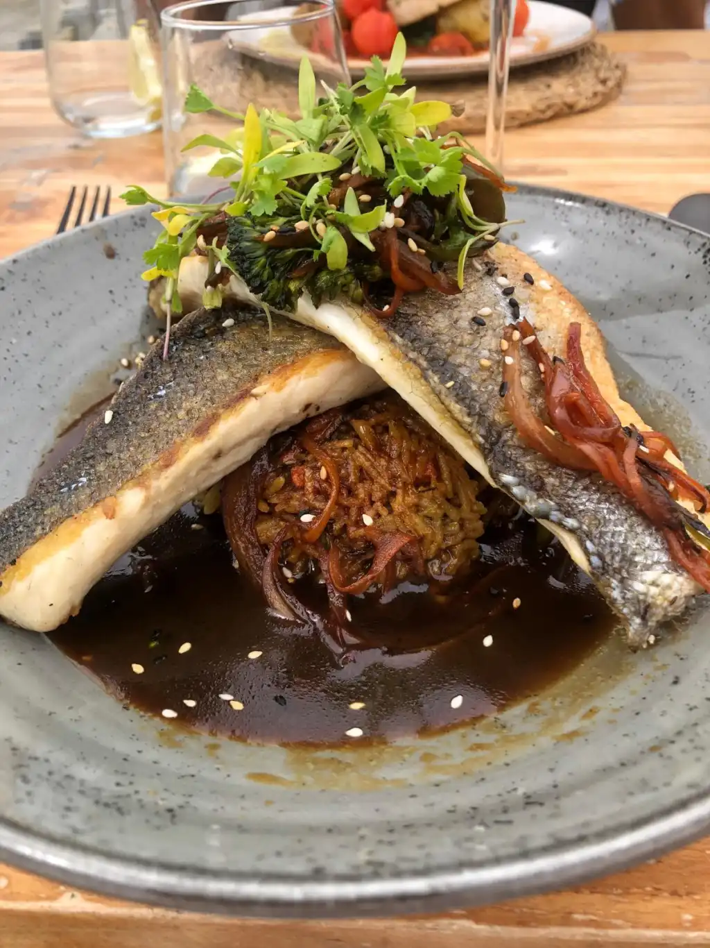 Plato de filete de lubina en Luuma Beach