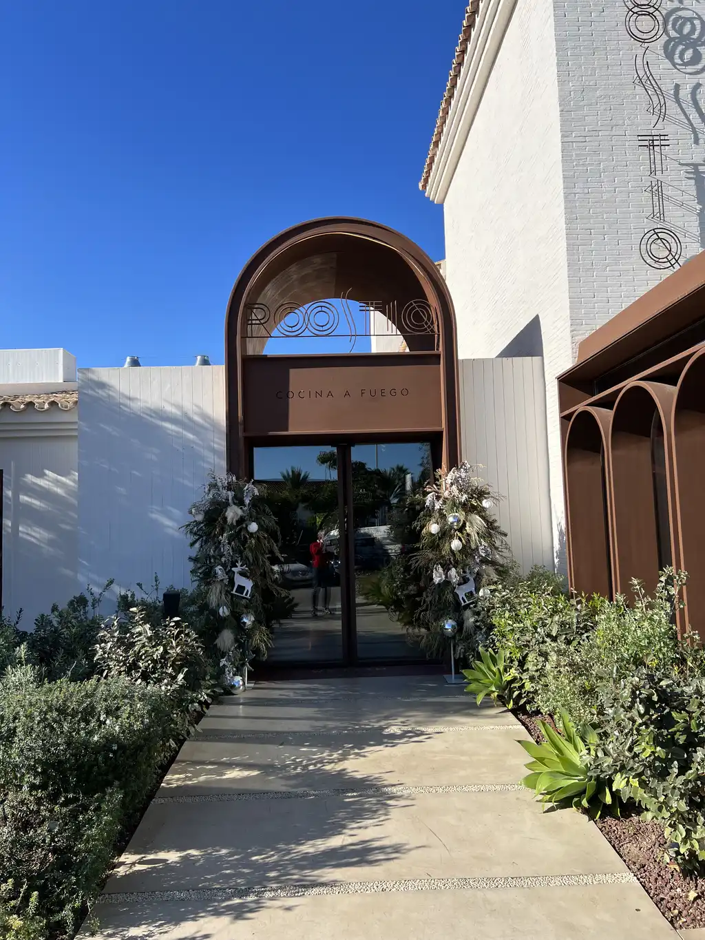 Entrada del restaurante Roostiq Marbella con arquitectura contemporánea moderna en Nueva Andalucía