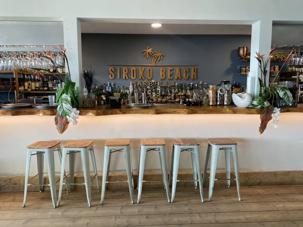 Área del bar de Siroko Beach