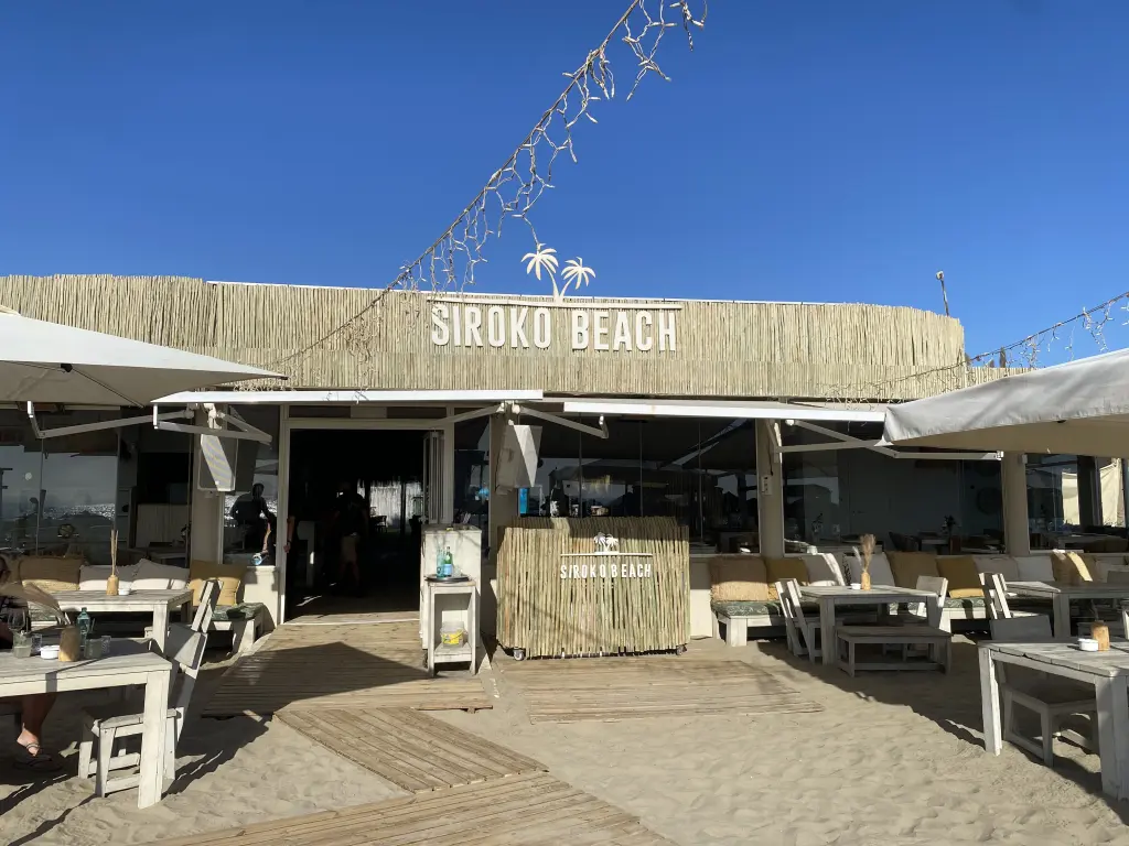 Salida de Siroko Beach a la playa