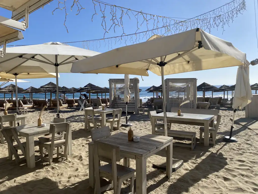 Mesas de Siroko Beach en la arena