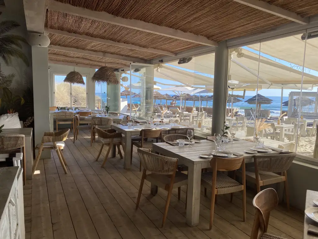 Área de comedor de la veranda de Siroko Beach