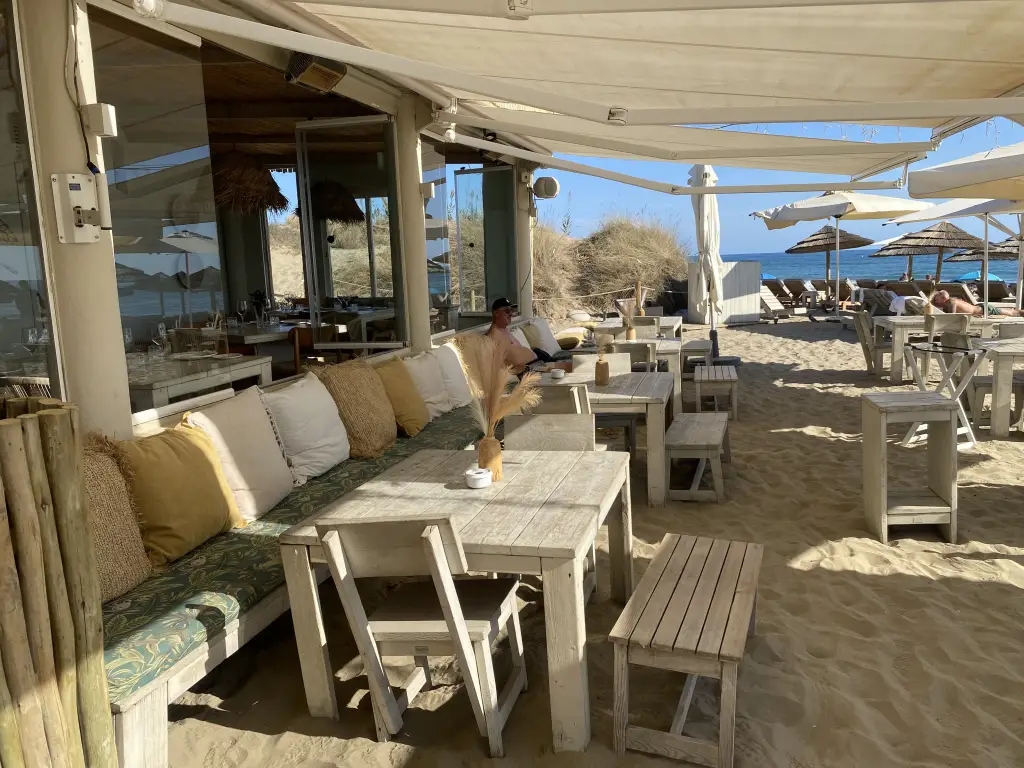 Mesas de comedor adicionales de Siroko Beach