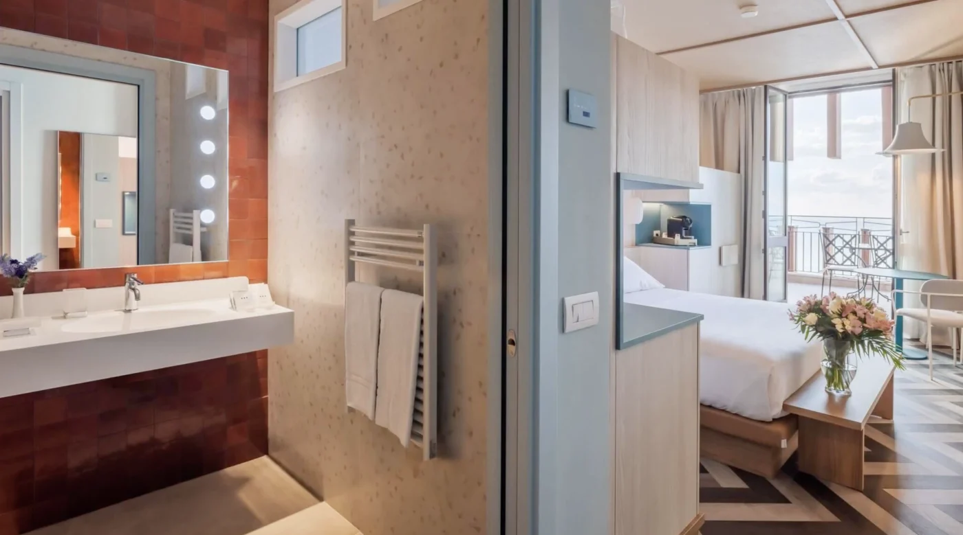 UNA Hotels Capotaormina — suite bathroom and bedroom