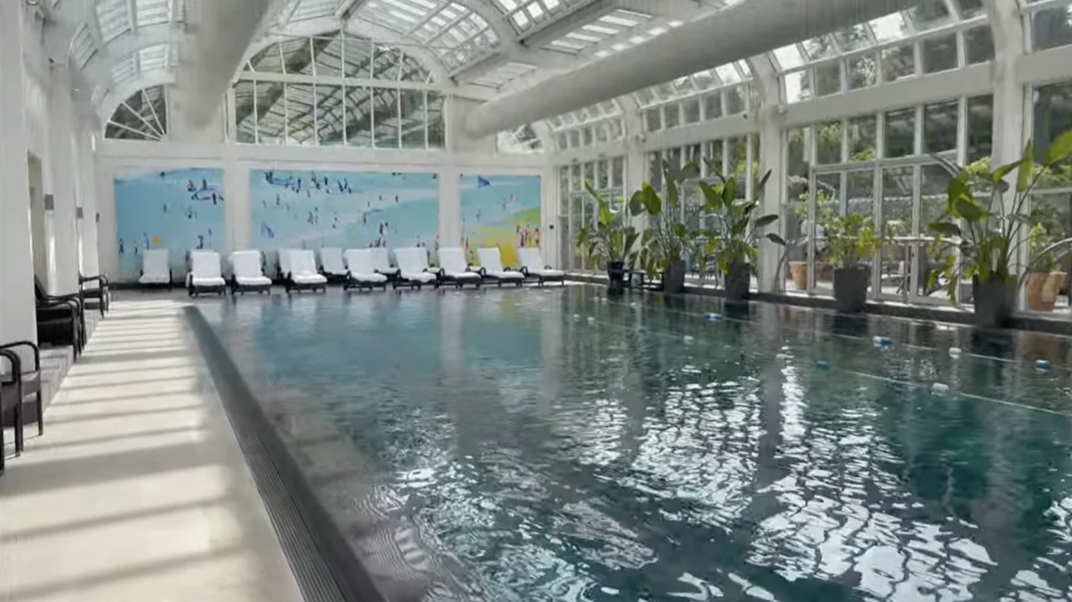 Four Seasons Hampshire swimming pool