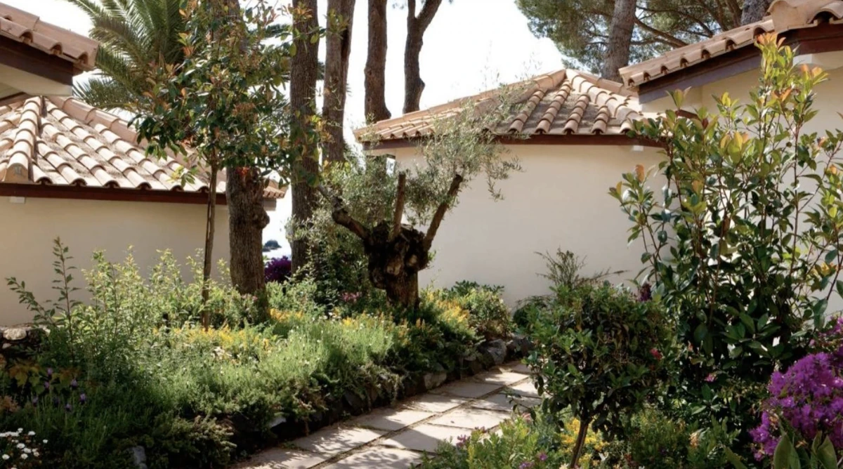 Hotel La Plage Taormina between teh Bungalows