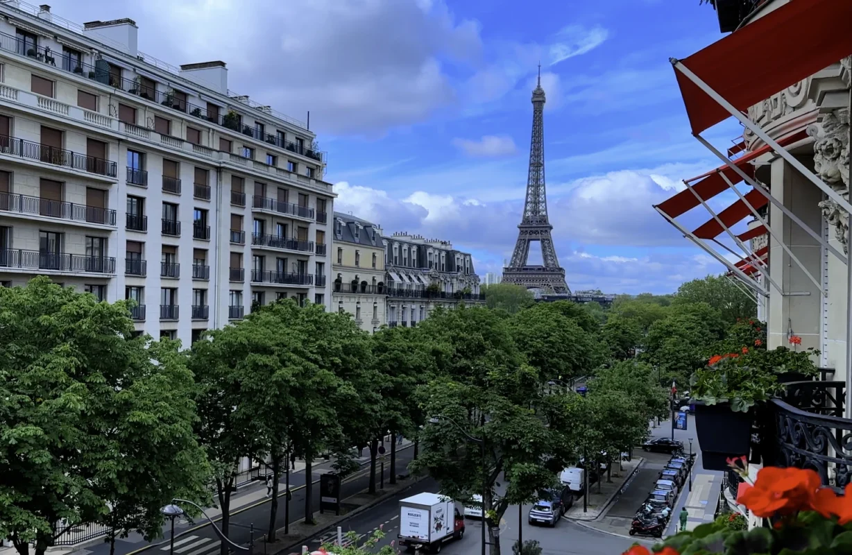 el Plaza Athene Eiffel view