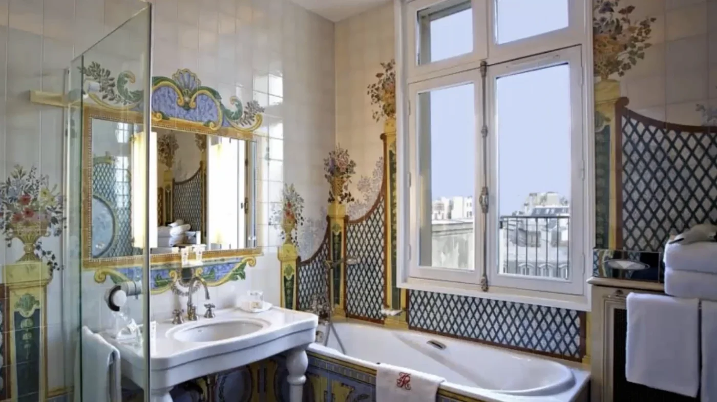 Hotel Raphael bathroom