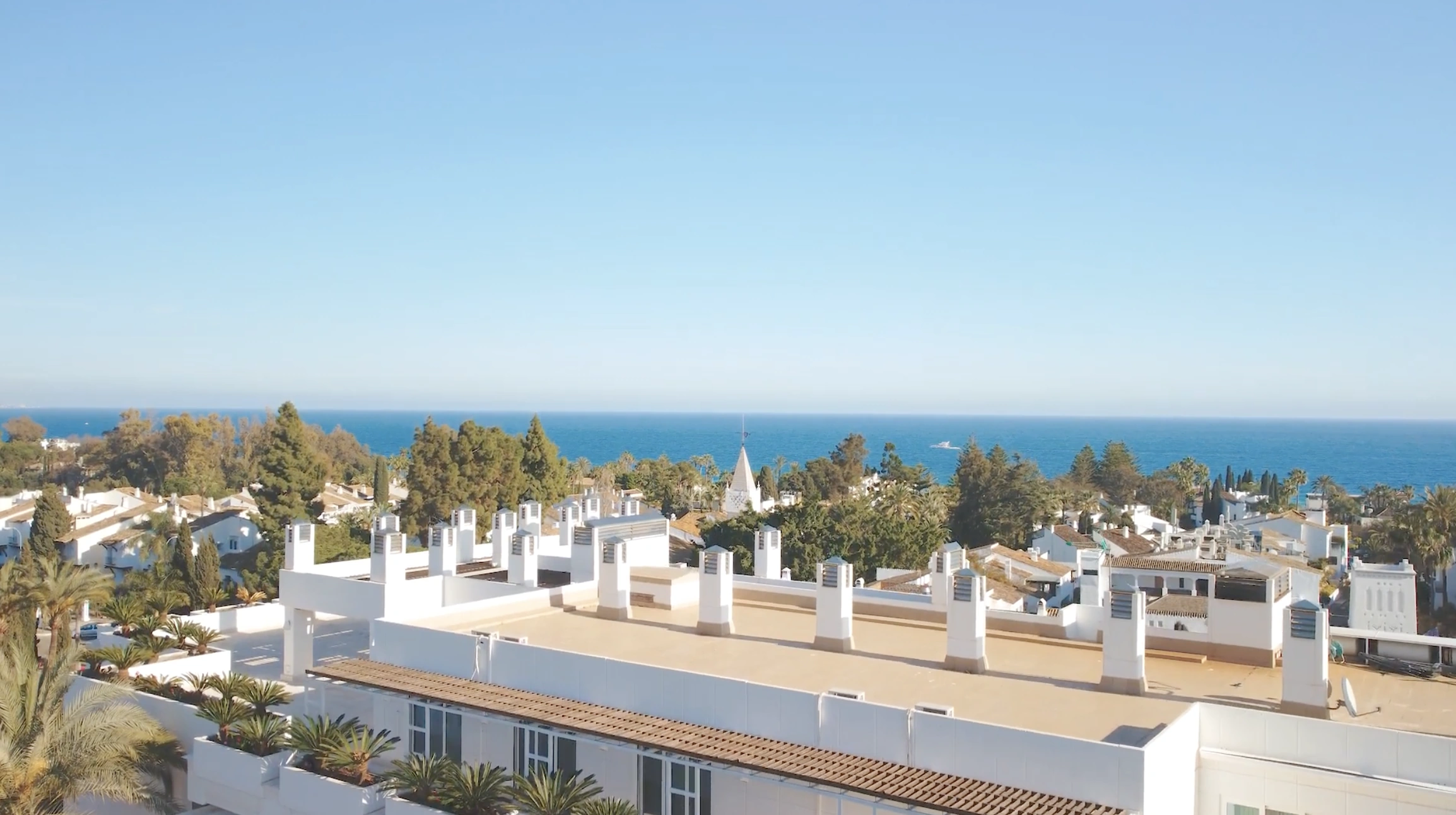 Alanda Hotel Marbella — ubicación en la Milla de Oro entre el Casco Antiguo de Marbella y Puerto Banús
