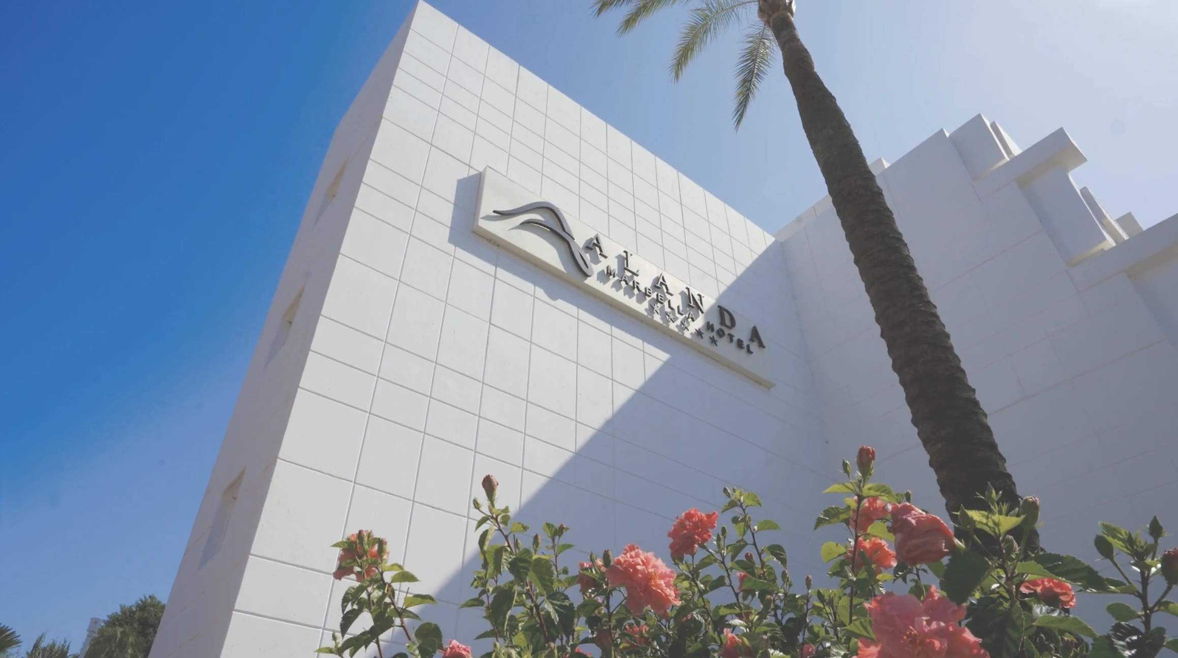 Alanda Hotel Marbella — posición frente al mar en la Milla de Oro entre Marbella y Puerto Banús