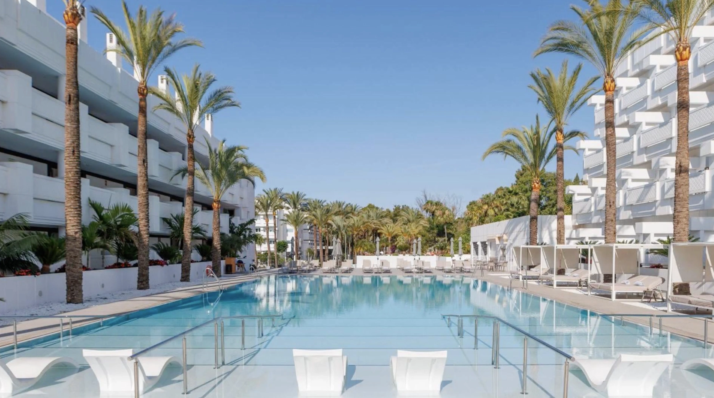 Alanda Hotel Marbella — vista panorámica de la piscina en azotea sobre la Milla de Oro y el Mediterráneo