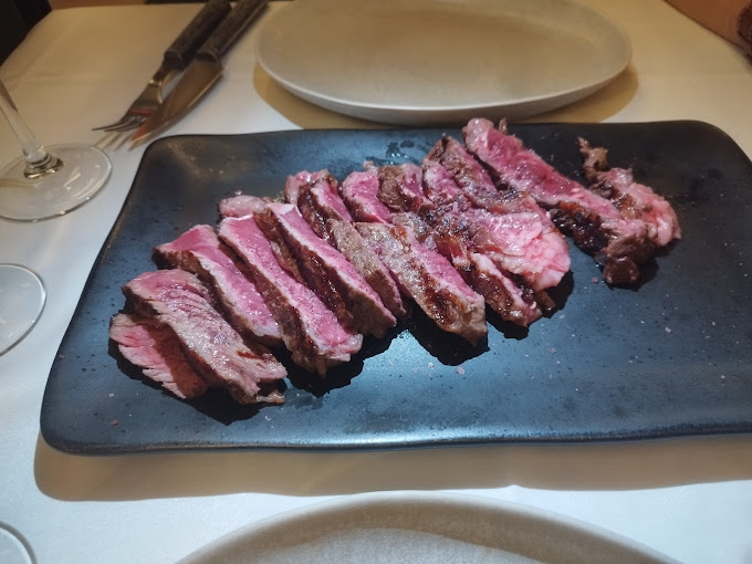 Grilled steak with sea views at Mar de Brasas restaurant on the Paseo Marítimo, Marbella