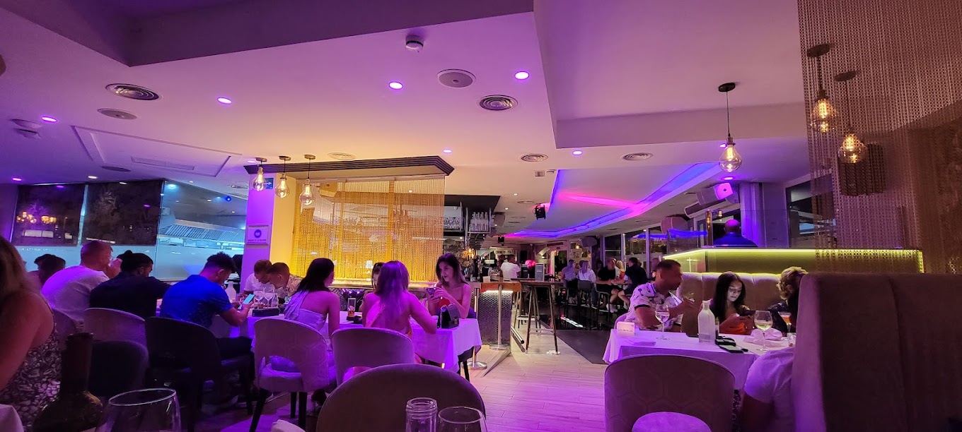 Terraza exterior de La Sala Puerto Banús con música en vivo, Marbella